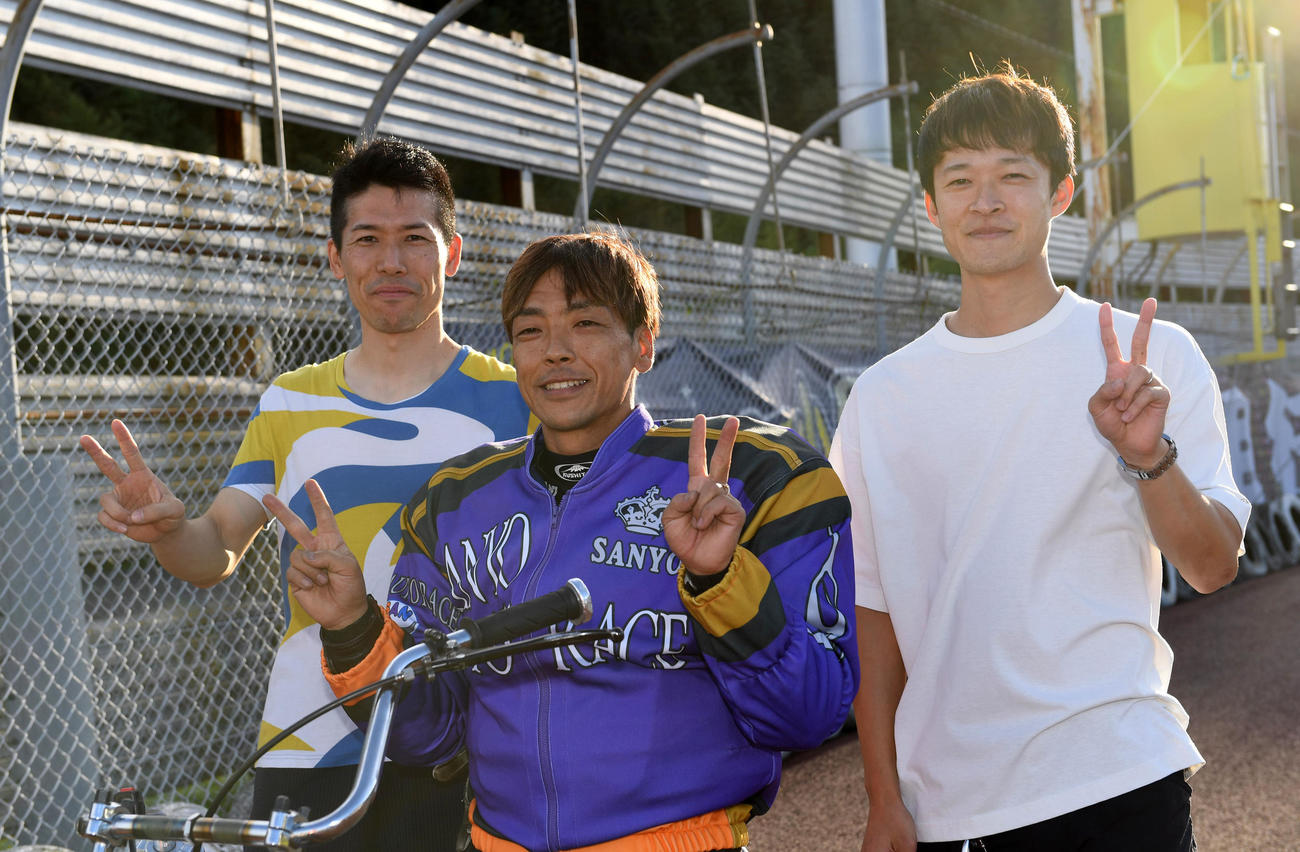 優勝した青山周平（中央）は大月渉（左）と森本優佑の祝福を受ける（撮影・前岡正明）