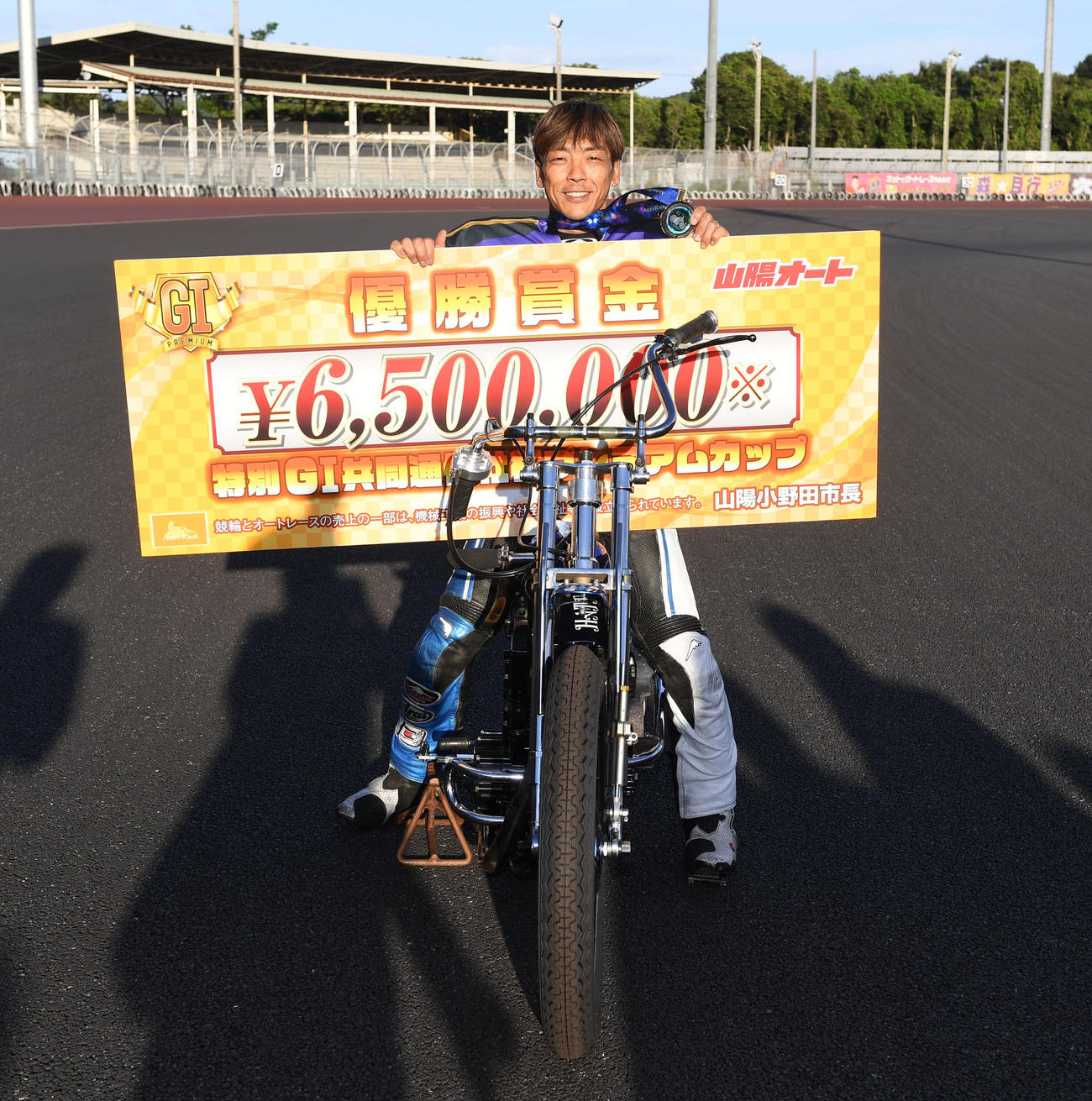 優勝した青山周平（撮影・前岡正明）