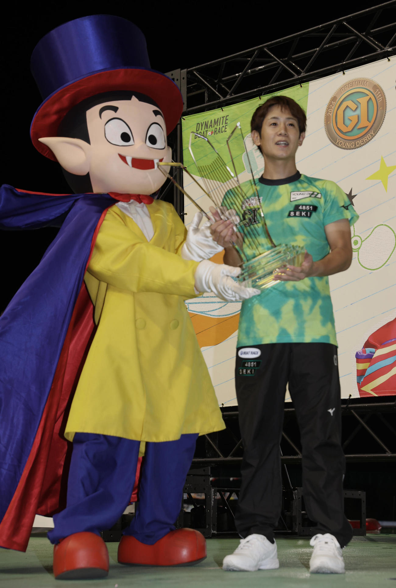 優勝した関浩哉はドラキリュウと記念撮影に納まる（撮影・柴田隆二）