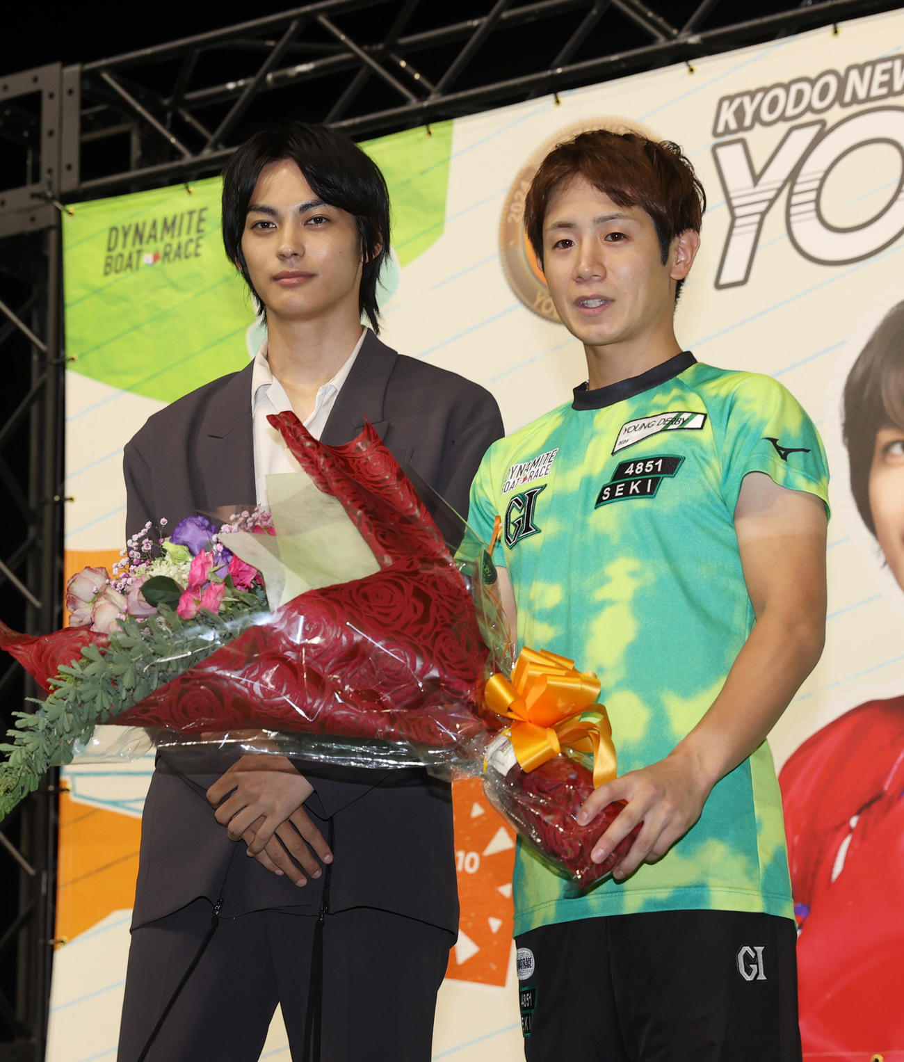 優勝した関浩哉（右）はイメージキャラクターの神尾楓珠と記念撮影に納まる（撮影・柴田隆二）