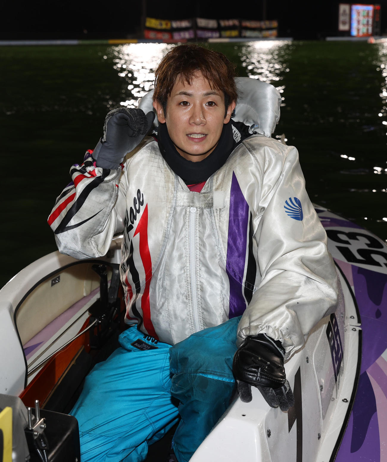 優勝した関浩哉はガッツポーズする（撮影・柴田隆二）