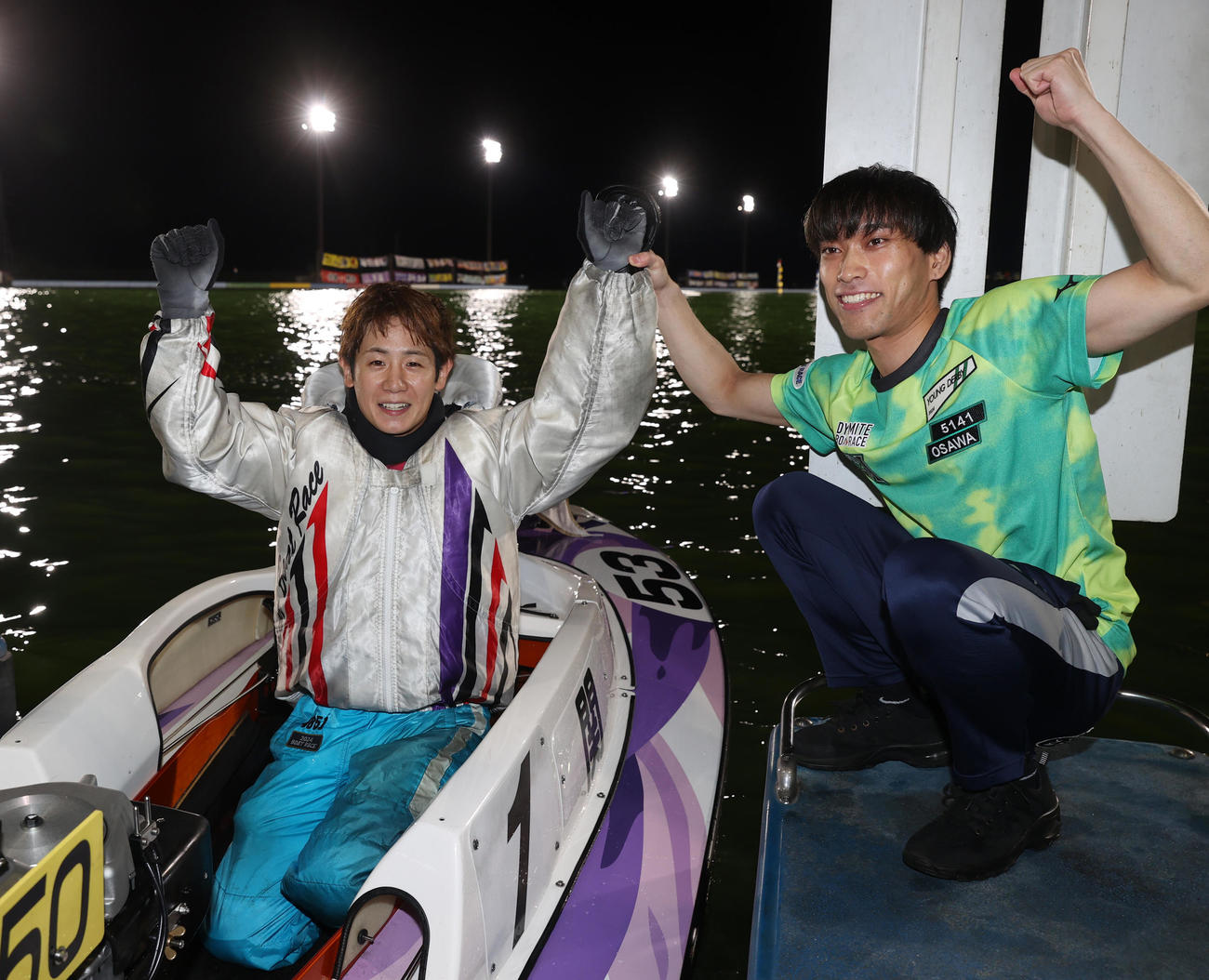 優勝した関浩哉（左）は大沢風葵とガッツポーズする（撮影・柴田隆二）