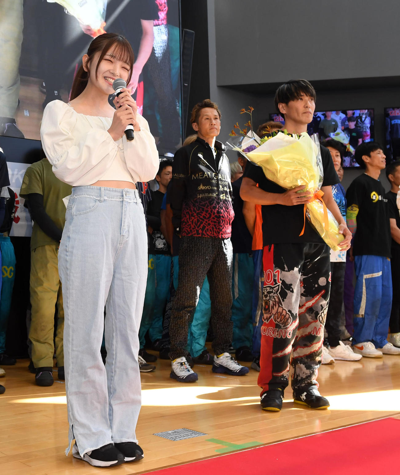 G1徳山クラウン争奪戦初日　選手紹介セレモニーで森野正弘（右）に花束を手渡したタレントの福留光帆（撮影・前岡正明）