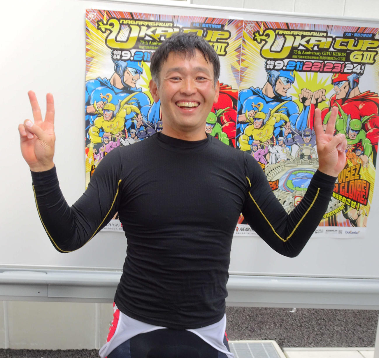 山賀雅仁がWピース？　いえ、通算400勝です