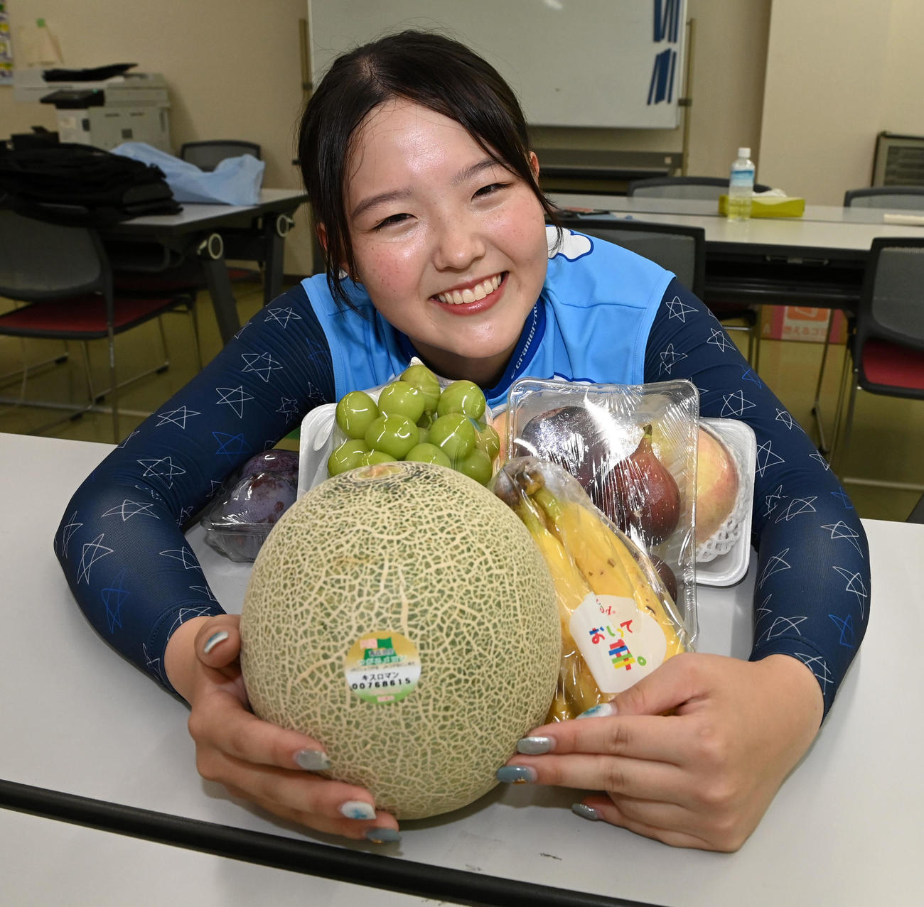 大好きな果物を抱えて笑顔の伊藤優里（撮影・前岡正明）