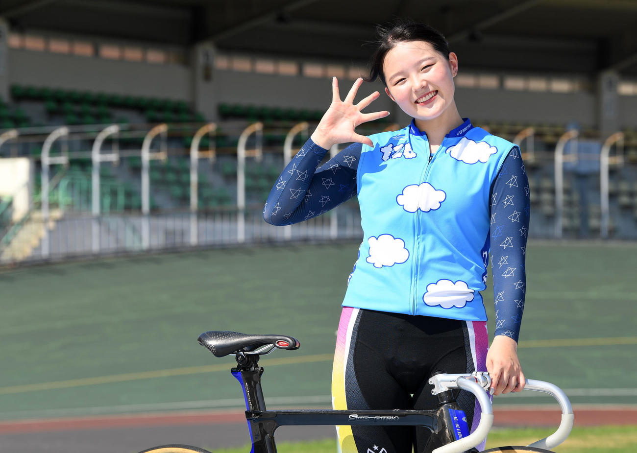 笑顔でポーズを決める伊藤優里（撮影・前岡正明）