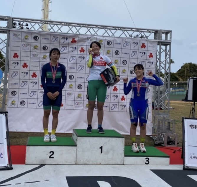 22年3月、別府競輪場で行われた高校選抜500メートルTTで優勝。右は3位の中島瞳（本人提供）