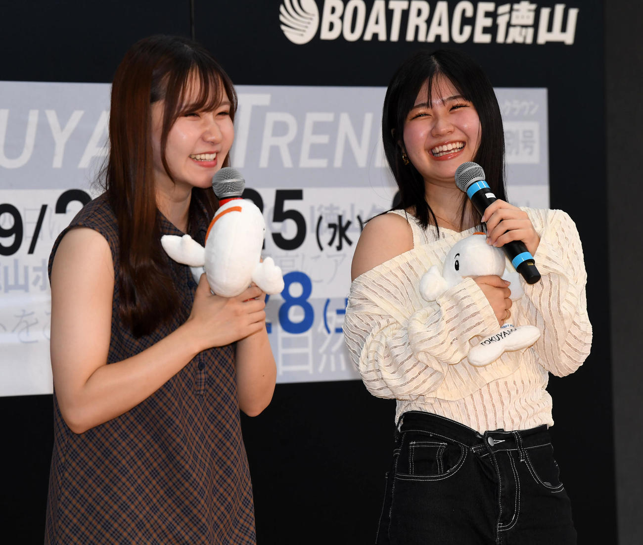 G1徳山クラウン争奪戦3日目　トークショーを行った大久保佑香（左）と神里琴音（撮影・前岡正明）