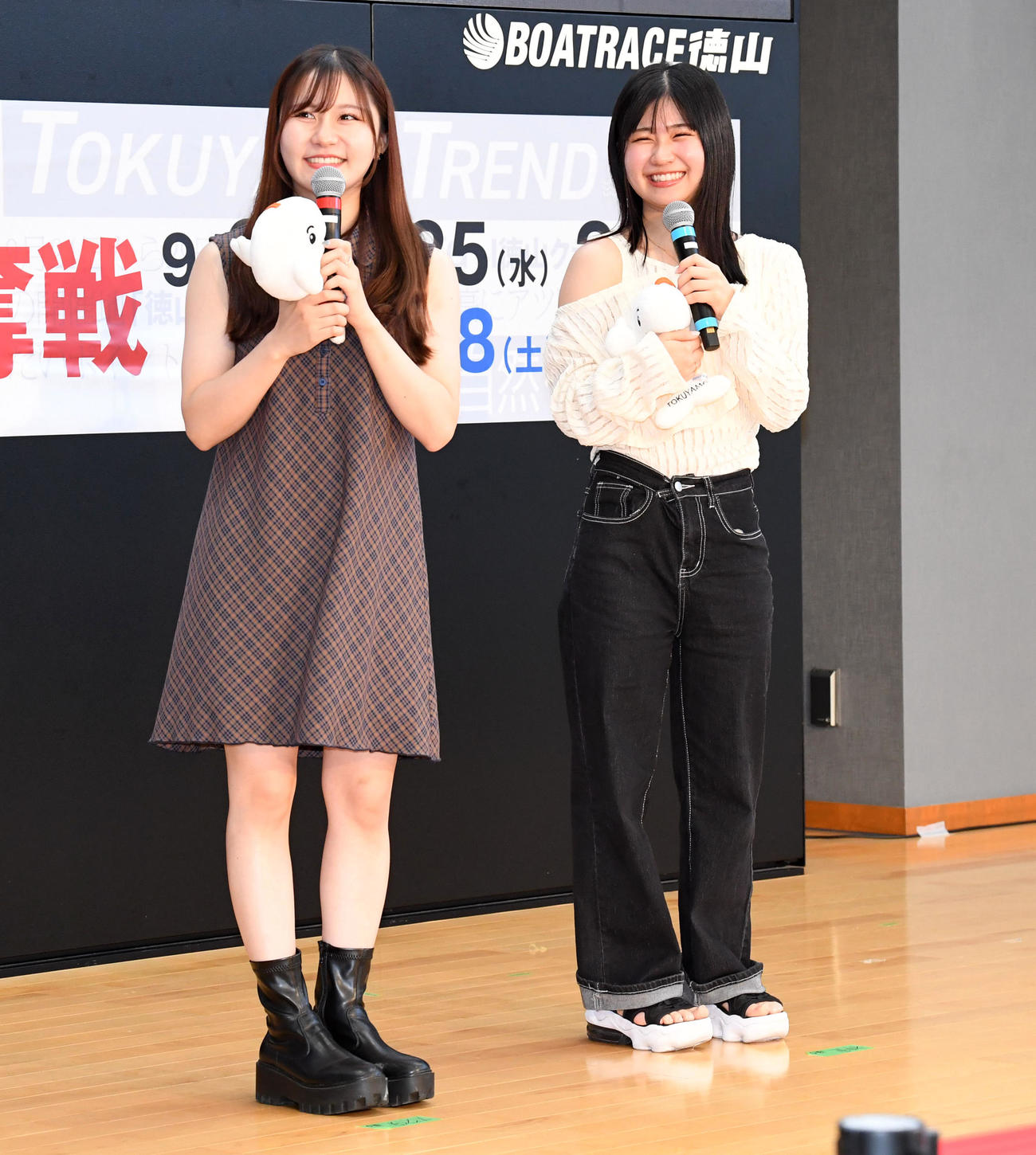 G1徳山クラウン争奪戦3日目　トークショーを行った大久保佑香（左）と神里琴音（撮影・前岡正明）