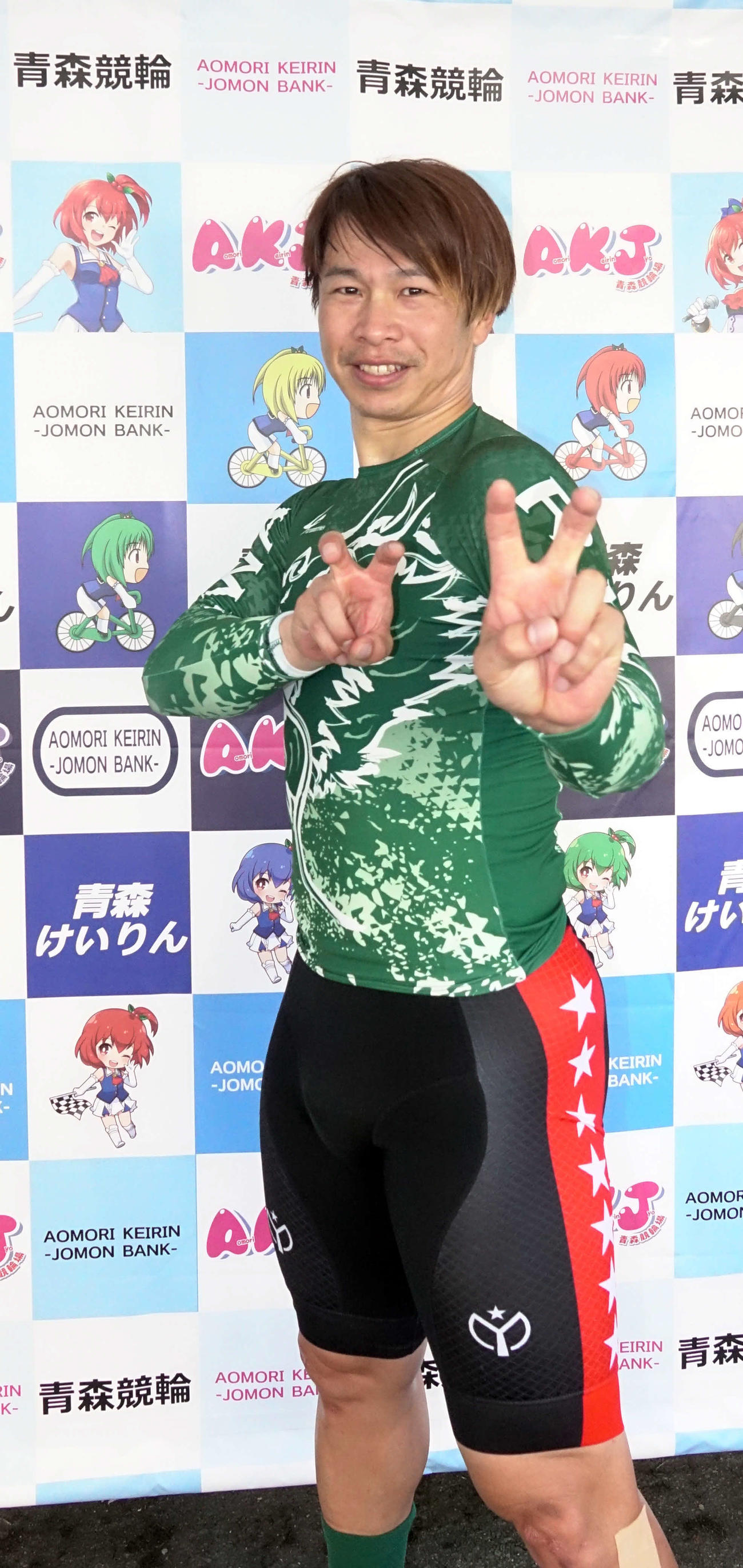 ポーズを決める大川龍二