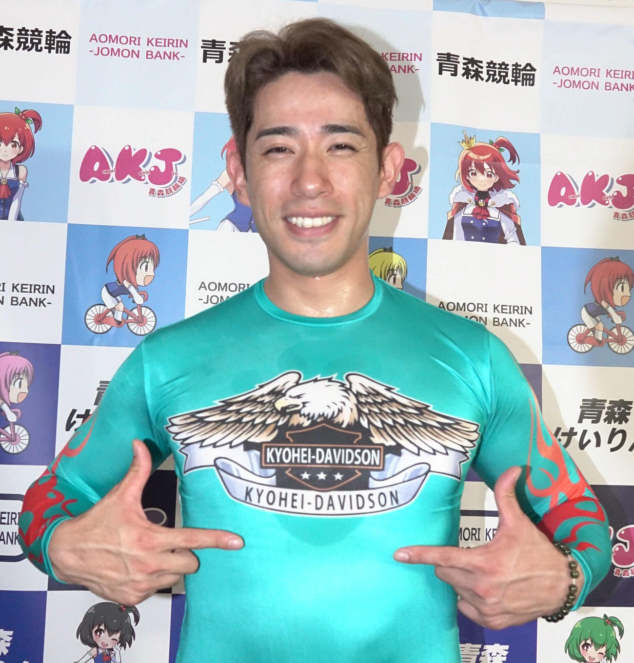 清水一幸がデザインした「KYOHEI DAVIDSON」のロゴを、笑顔で指さす新山響平