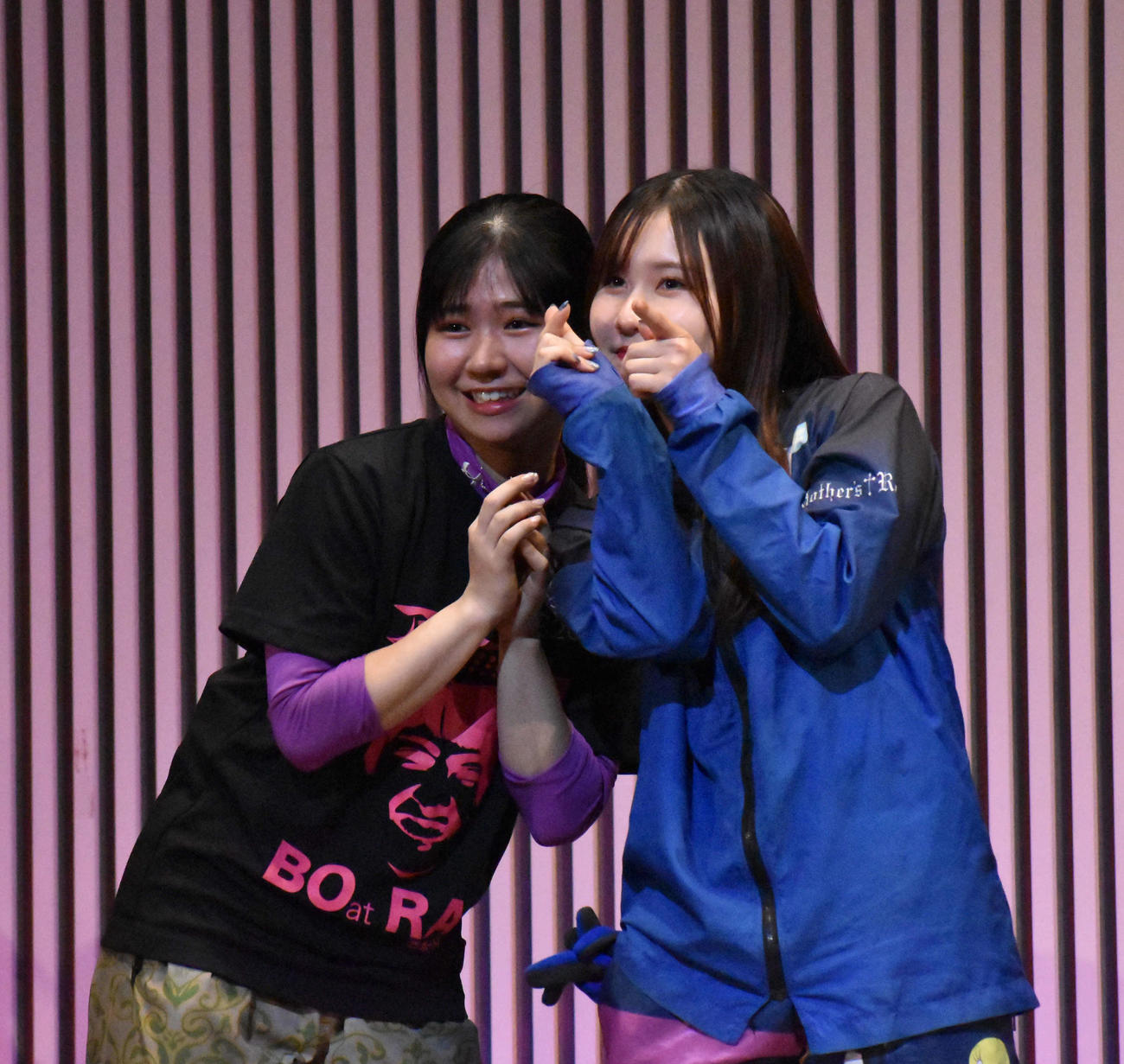 ファンに向かってポーズを決める神里琴音と大久保佑香