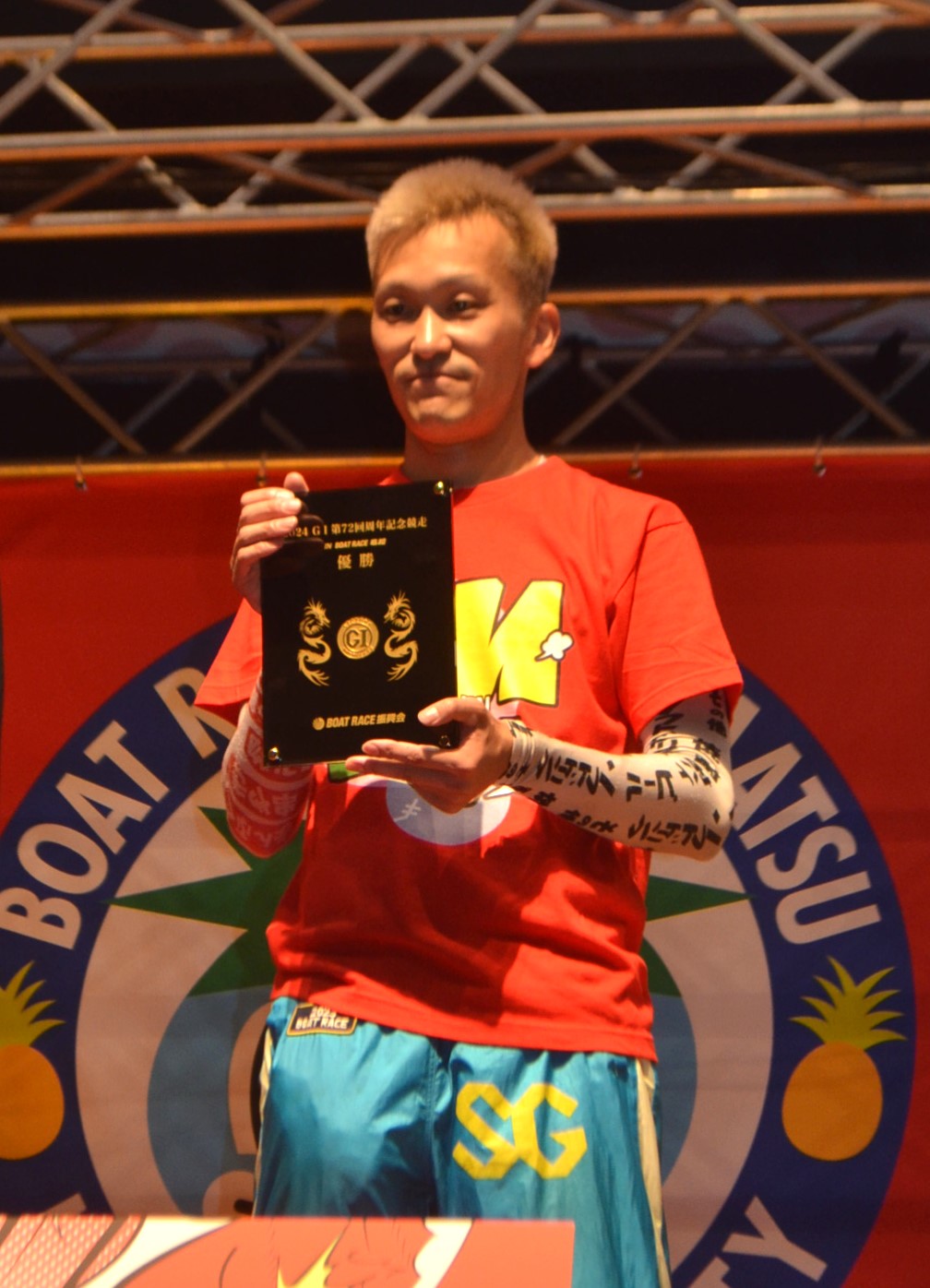 初めての地元周年タイトルを手にした西山貴浩が優勝メダルを誇らしげに掲げた