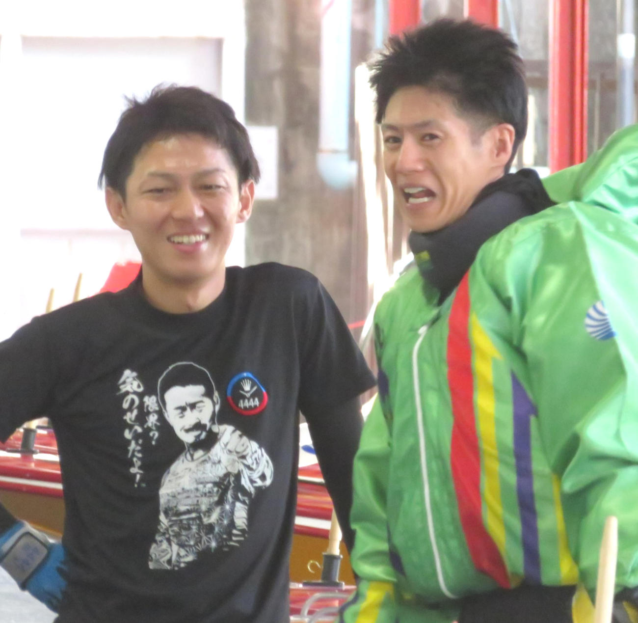 桐生順平（左）と笑顔でレースを振り返る金子和之