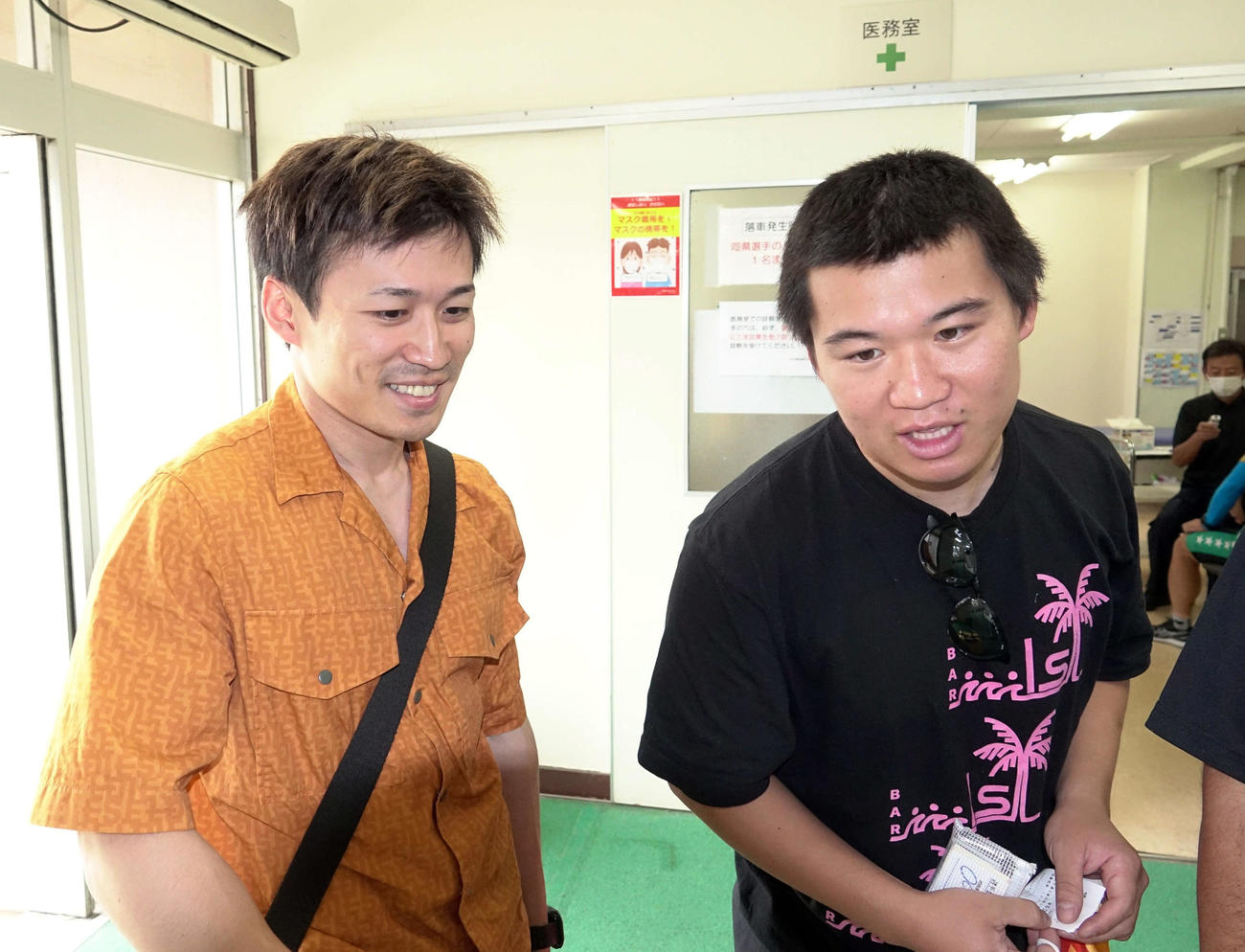 談笑しながら出走表を見入る黒瀬浩太郎（左）と都築巧