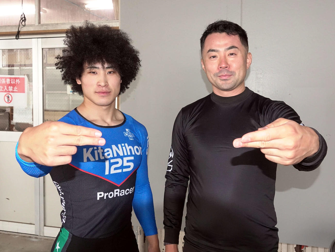 中石湊（左）は決勝も番手に付く先輩の三浦翔大に促され「ラーメンポーズ」を、そろって決める