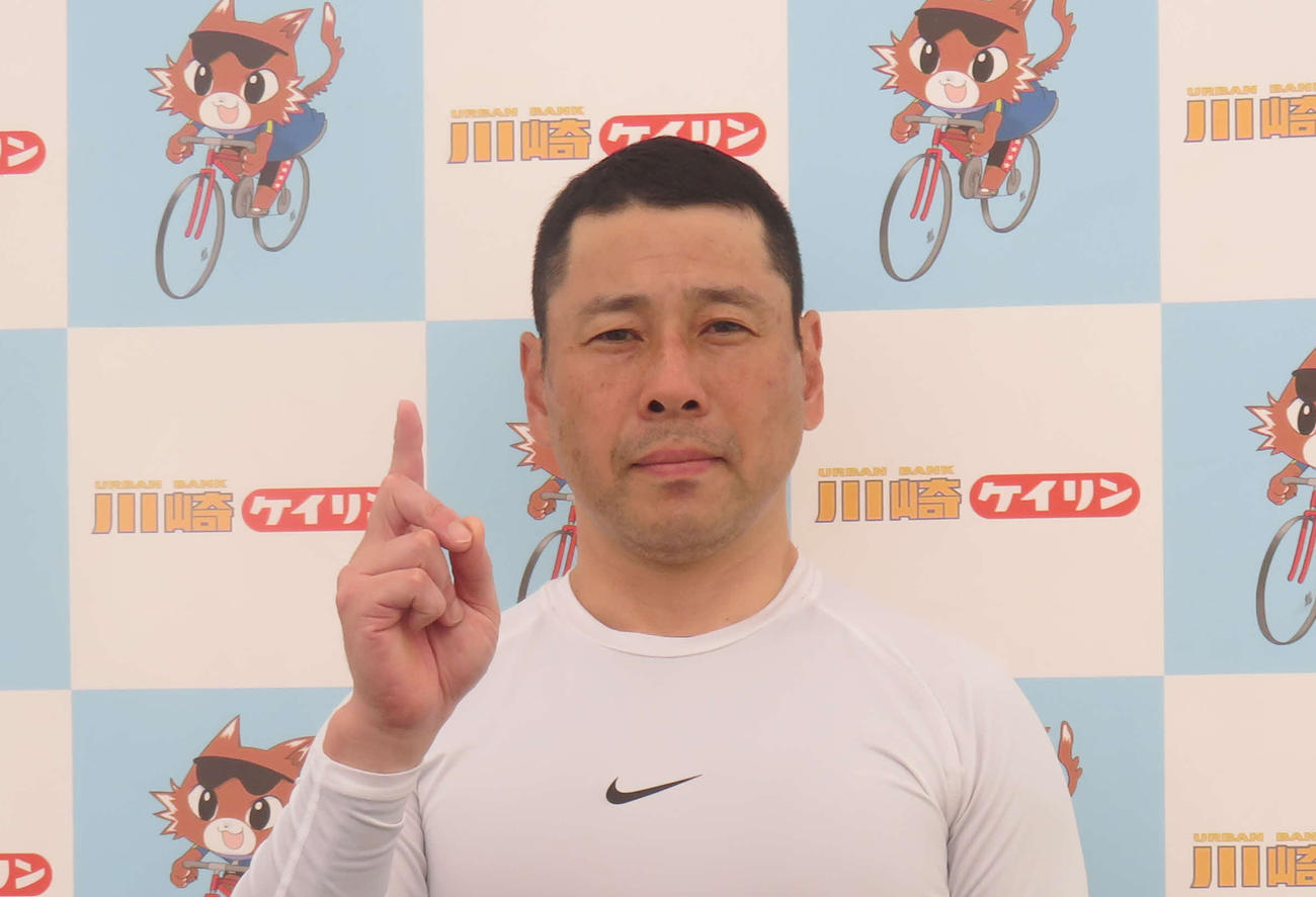 オープニングレースでいきなりビッグ配当をたたき出したベテラン青井賢治（撮影・栗田文人）