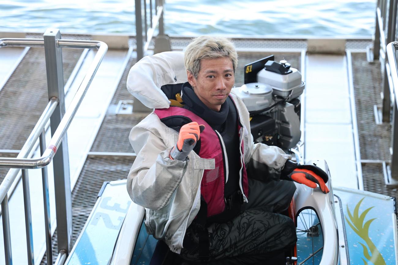 優勝した是沢孝宏が、ウイニングランから引き上げて、笑顔でガッツポーズ（外部提供）