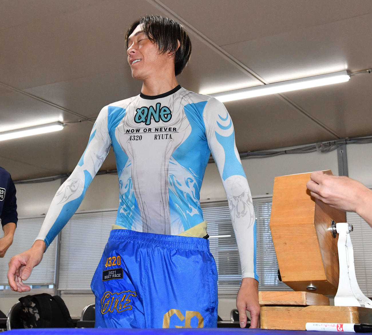 セミファイナルの枠番抽選で6枠となった峰竜太は悔しそうな表情