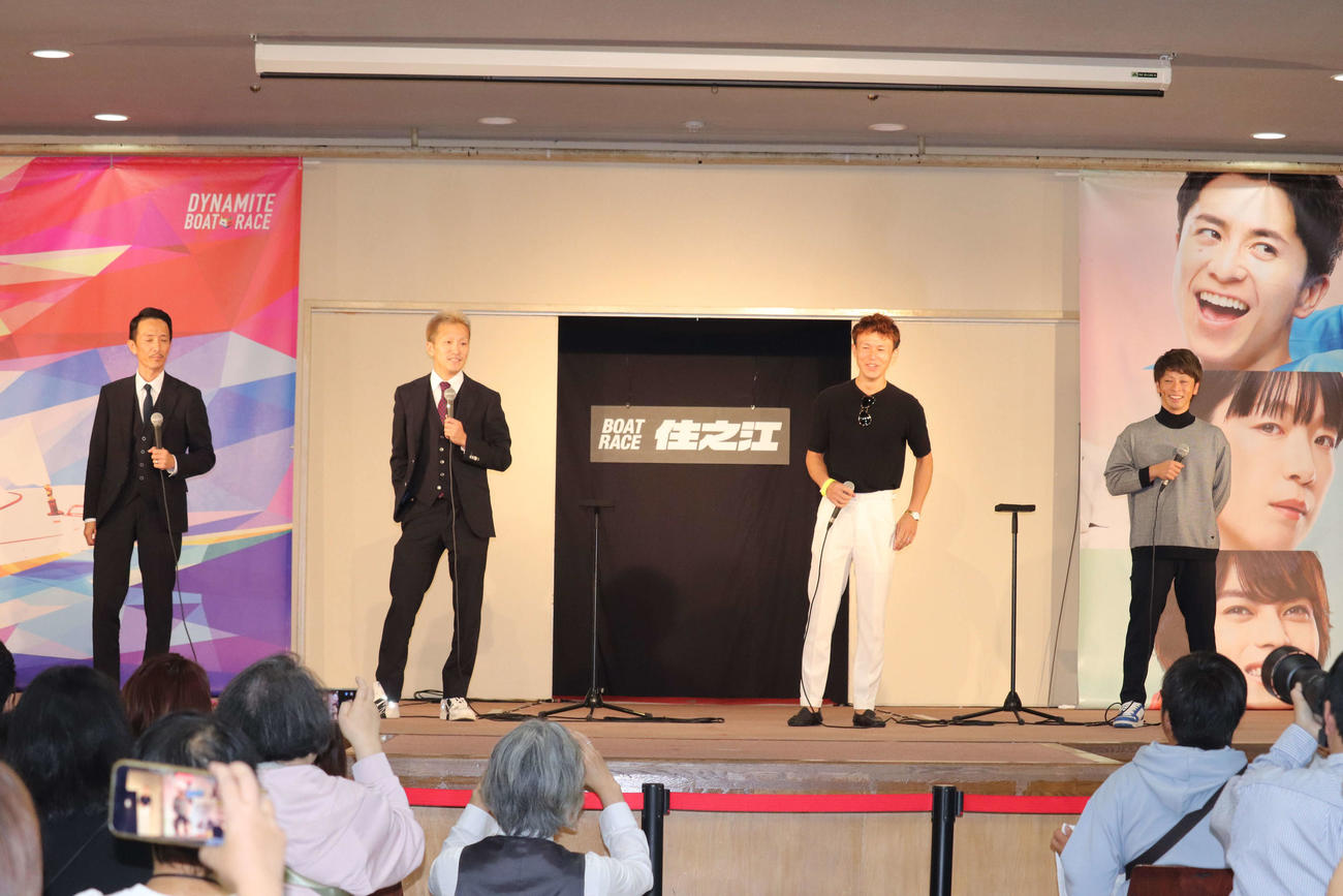 住之江場内では西山貴浩（左から2人目）率いるポンコツ会のトークショーで盛り上がった（撮影・神田成史）