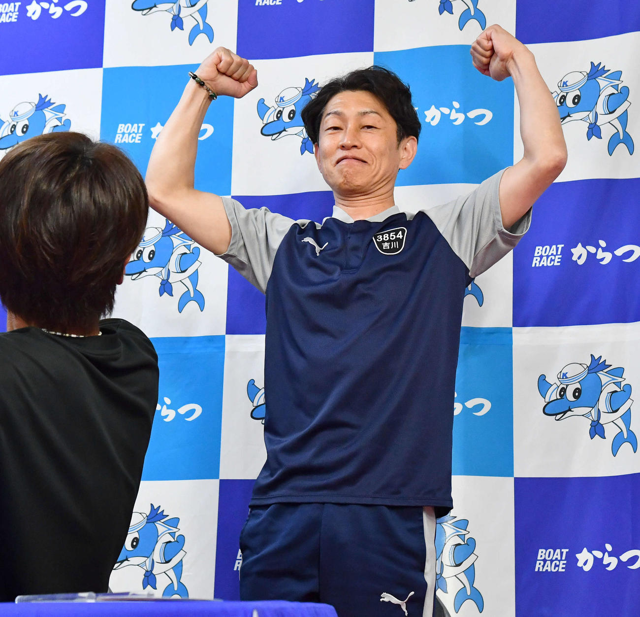 ファイナルの枠番抽選で1枠を当て、ガッツポーズの吉川元浩（撮影・岩下翔太）