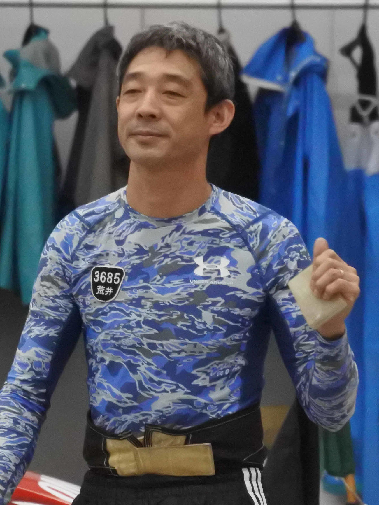 荒井輝年がアウトから巧みな旋回を繰り出し、優勝のチャンスを探す