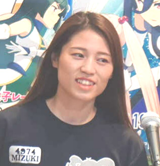 オープニングセレモニーであいさつする安井瑞紀