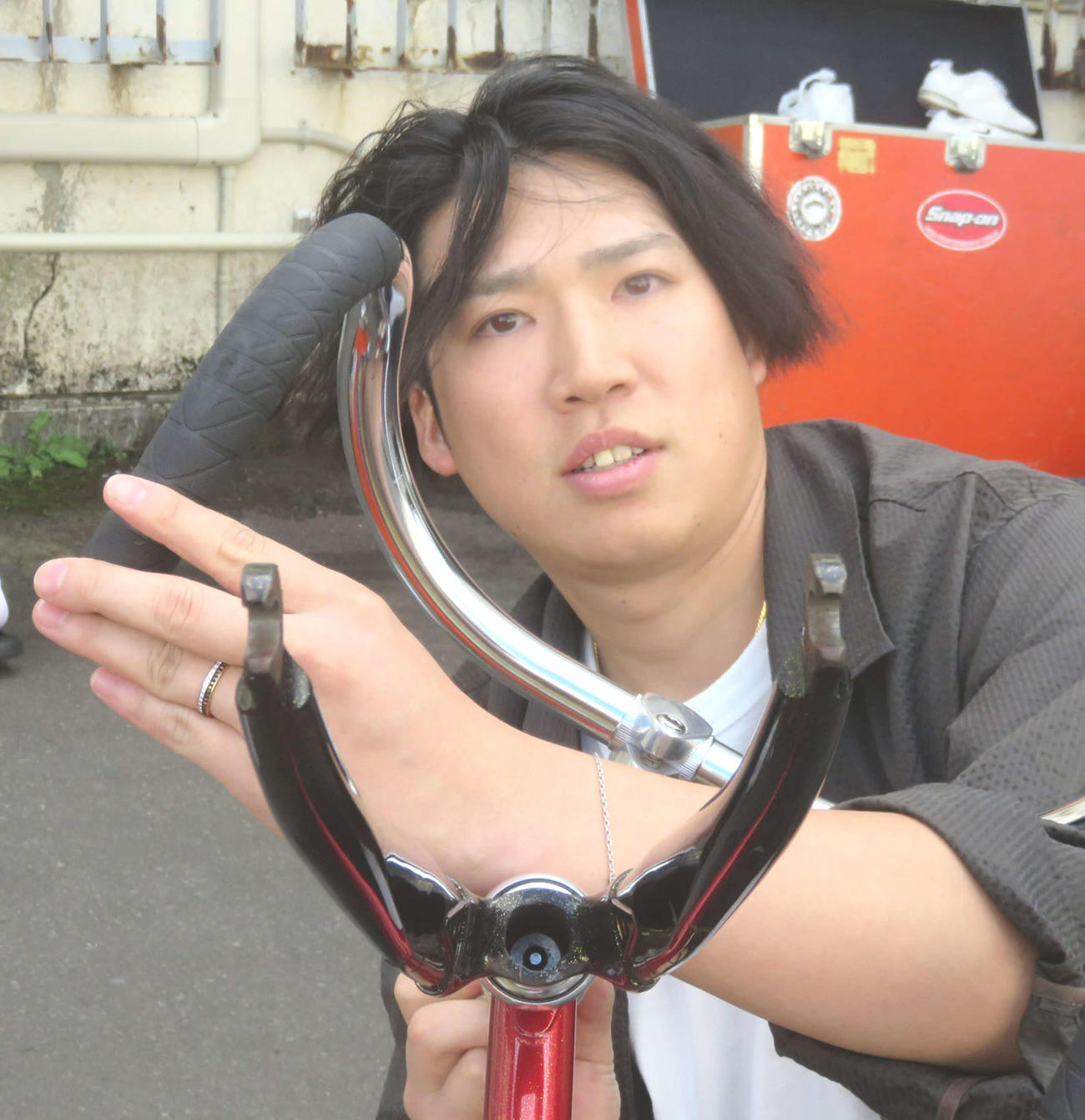 自転車を組み立てる市橋司優人