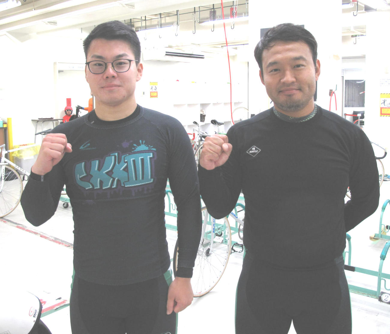 初の師弟ワンツーを決めた徳丸泰教（右）と村上翔馬