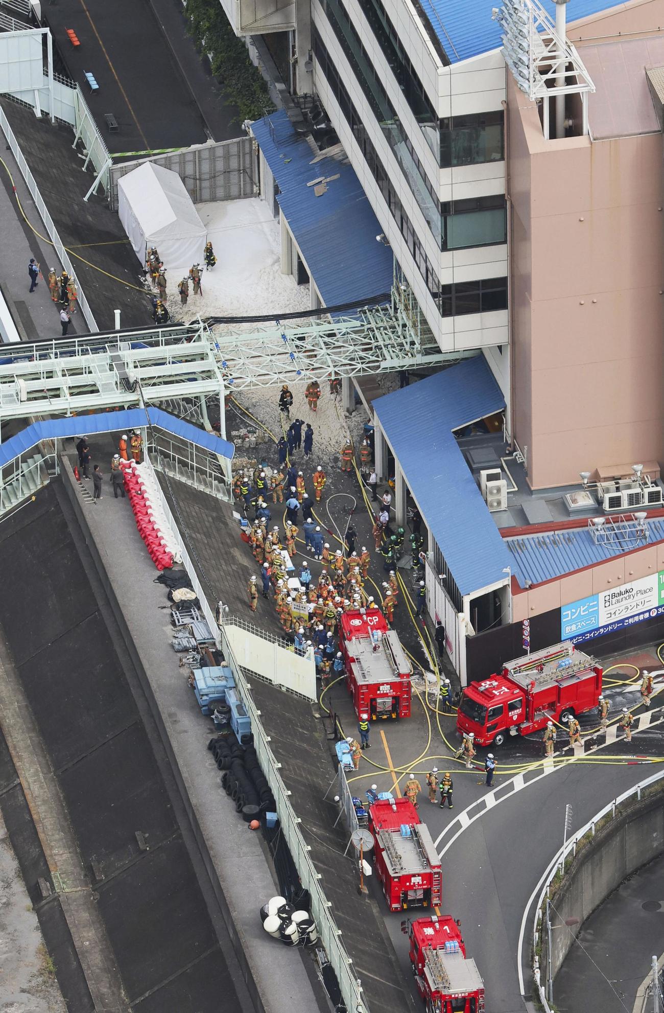 火災があったボートレース場＝17日午前9時40分、東京都江戸川区（共同通信社ヘリから）