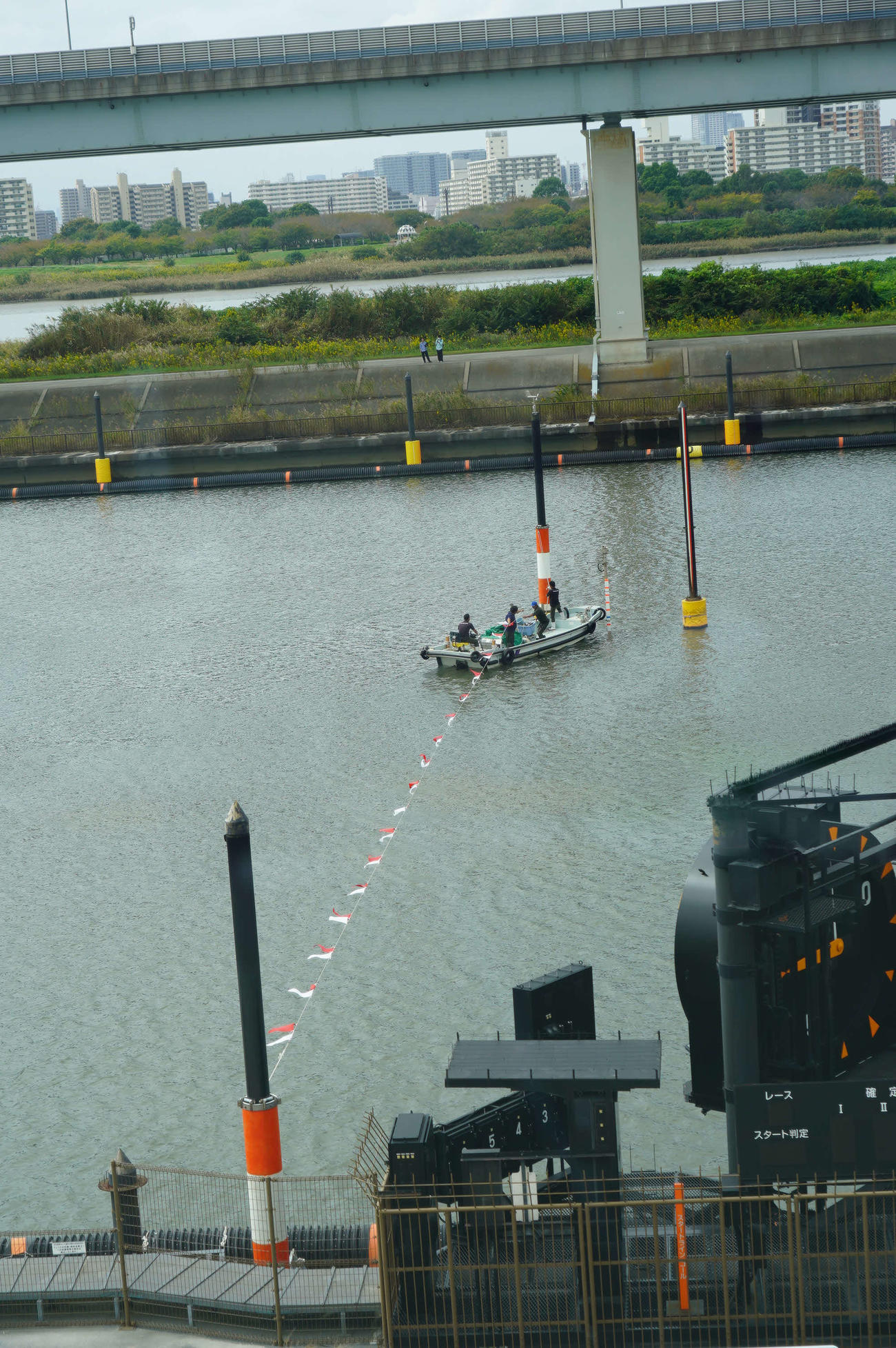 火災による江戸川ボート開催中止打ち切りで、競走水面の空中線も撤収作業