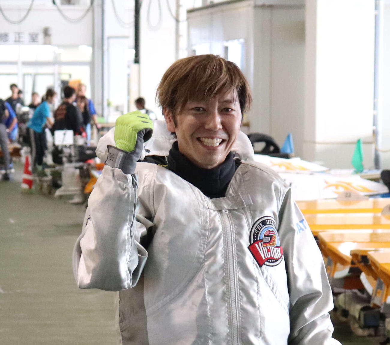 吉島祥之がデビュー1000勝を達成してガッツポーズ