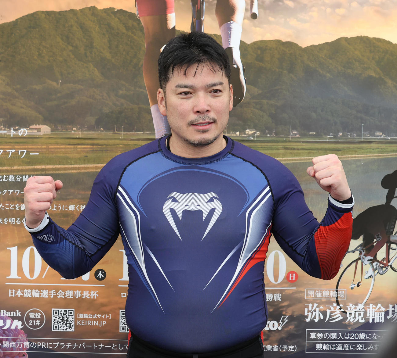 1次予選5Rで3着の香川雄介はガッツポーズする（撮影・柴田隆二）