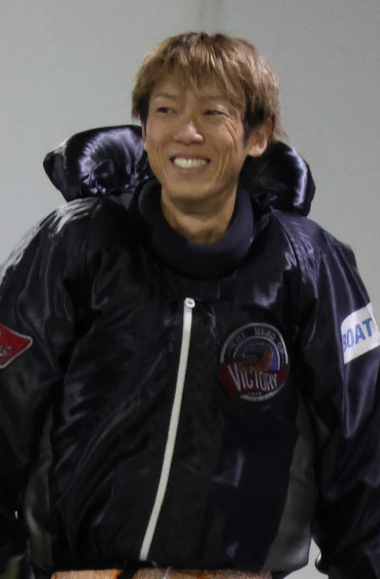 小林遼太がバースデー勝利を飾り、満面の笑みでピットへ引き揚げた