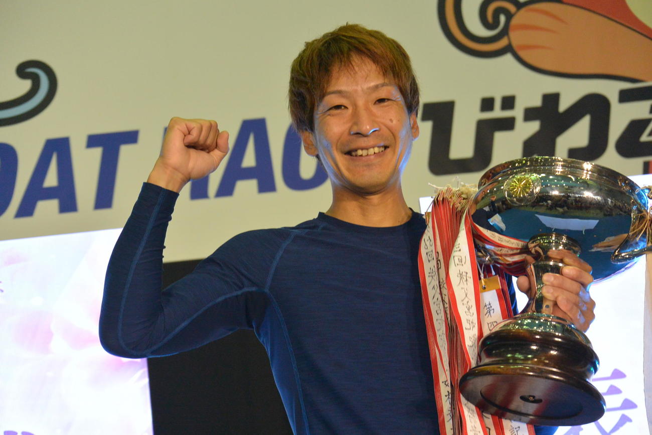 優勝の吉田拡郎が秩父宮妃記念杯を手に笑顔
