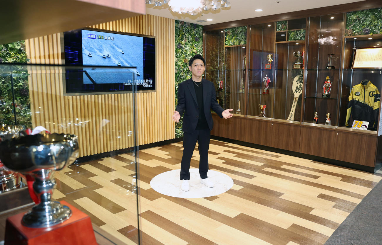 「桐生順平メモリアルブース」を前に抱負を語る桐生順平（撮影・柴田隆二）