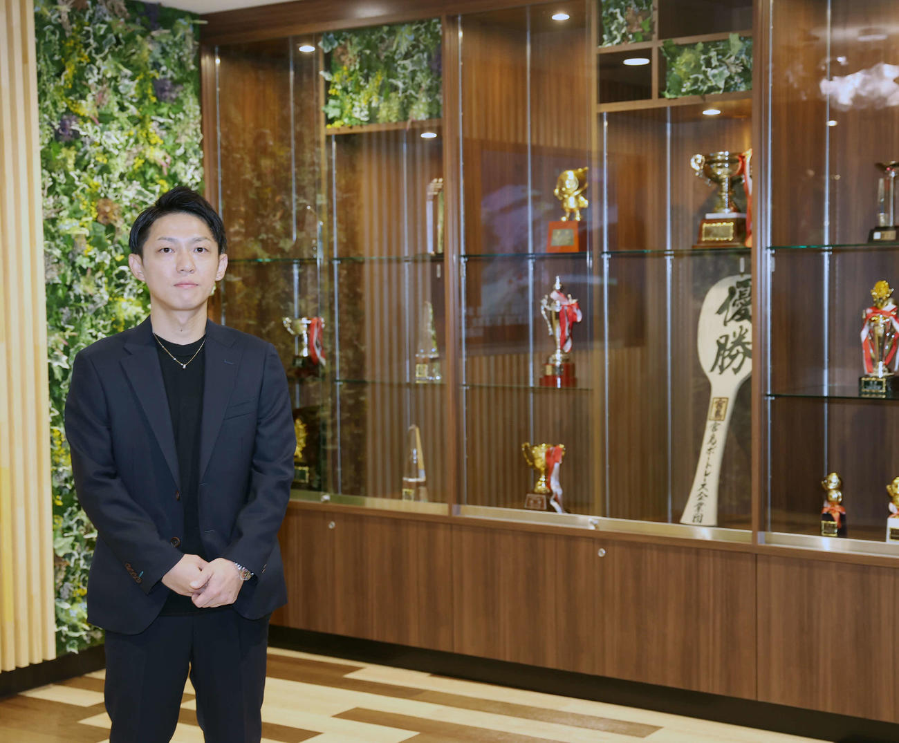 「桐生順平メモリアルブース」を前に抱負を語る桐生順平（撮影・柴田隆二）
