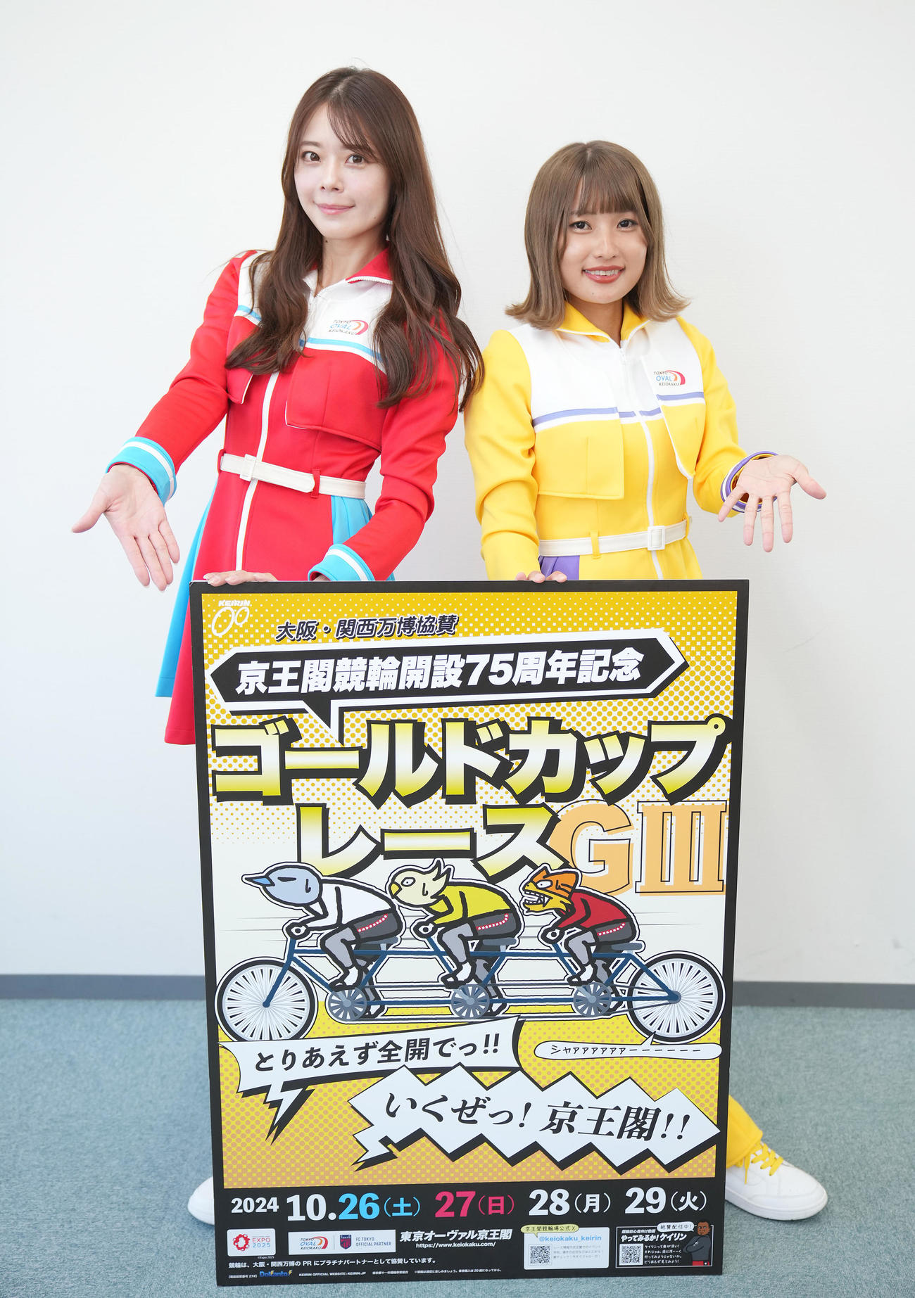 京王閣競輪開設75周年記念「ゴールドカップレース（G3）」をPRするオーヴァルエンジェルの羽瀬萌（左）と籠巻絵美理（撮影・垰建太）