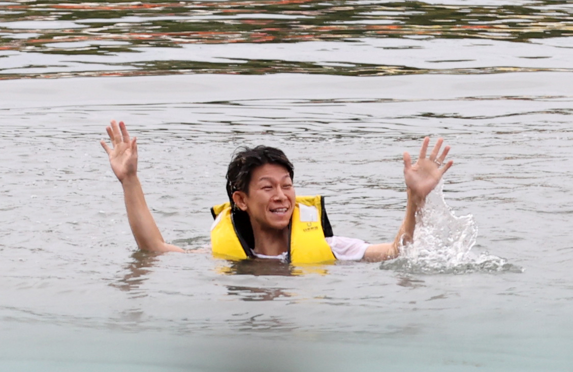 SG初勝利を挙げた吉川貴仁は水神祭で水面に投げ込まれ観客に手を振る（撮影・柴田隆二）