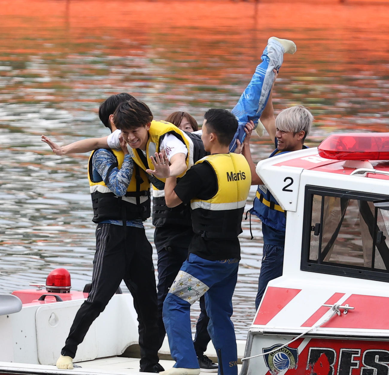 SG初勝利を挙げた吉川貴仁は水神祭で水面に投げ込まれる（撮影・柴田隆二）
