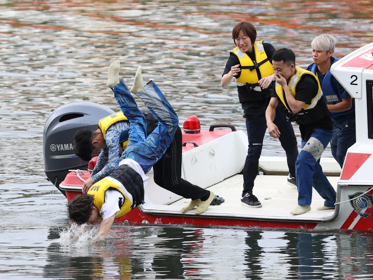 SG初勝利を挙げた吉川貴仁は水神祭で水面に投げ込まれる（撮影・柴田隆二）