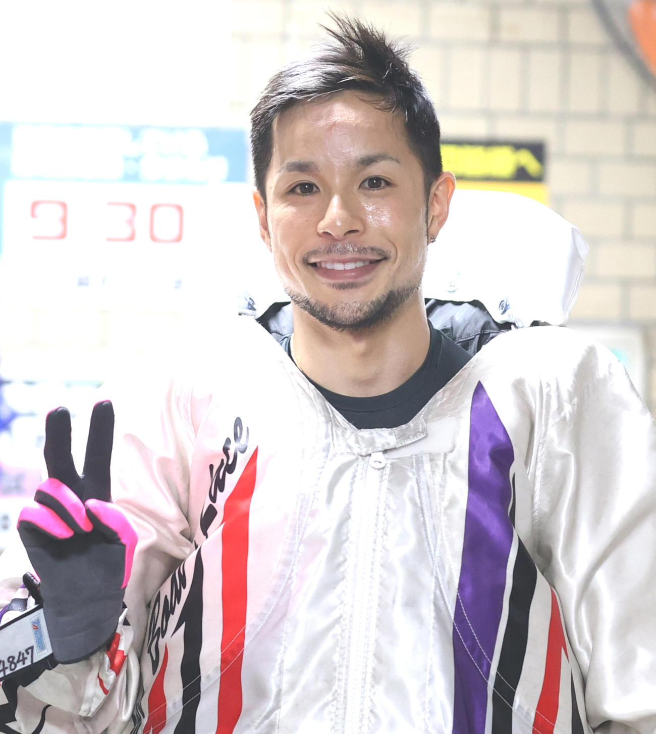 SG初勝利を挙げてVサインする佐藤隆太郎（撮影・柴田隆二）