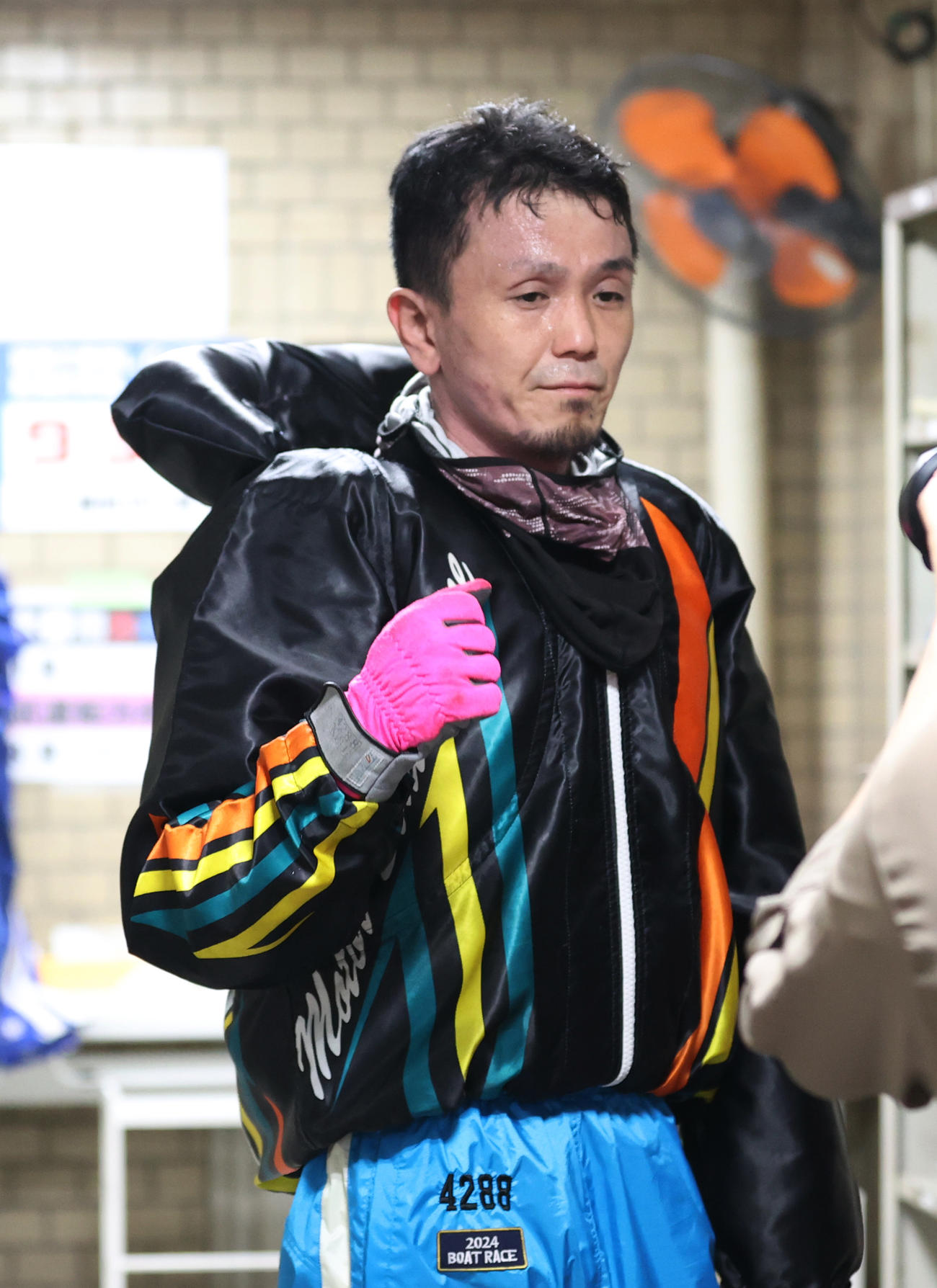予選1RでSG初勝利を挙げた永田啓二はガッツポーズする（撮影・柴田隆二）