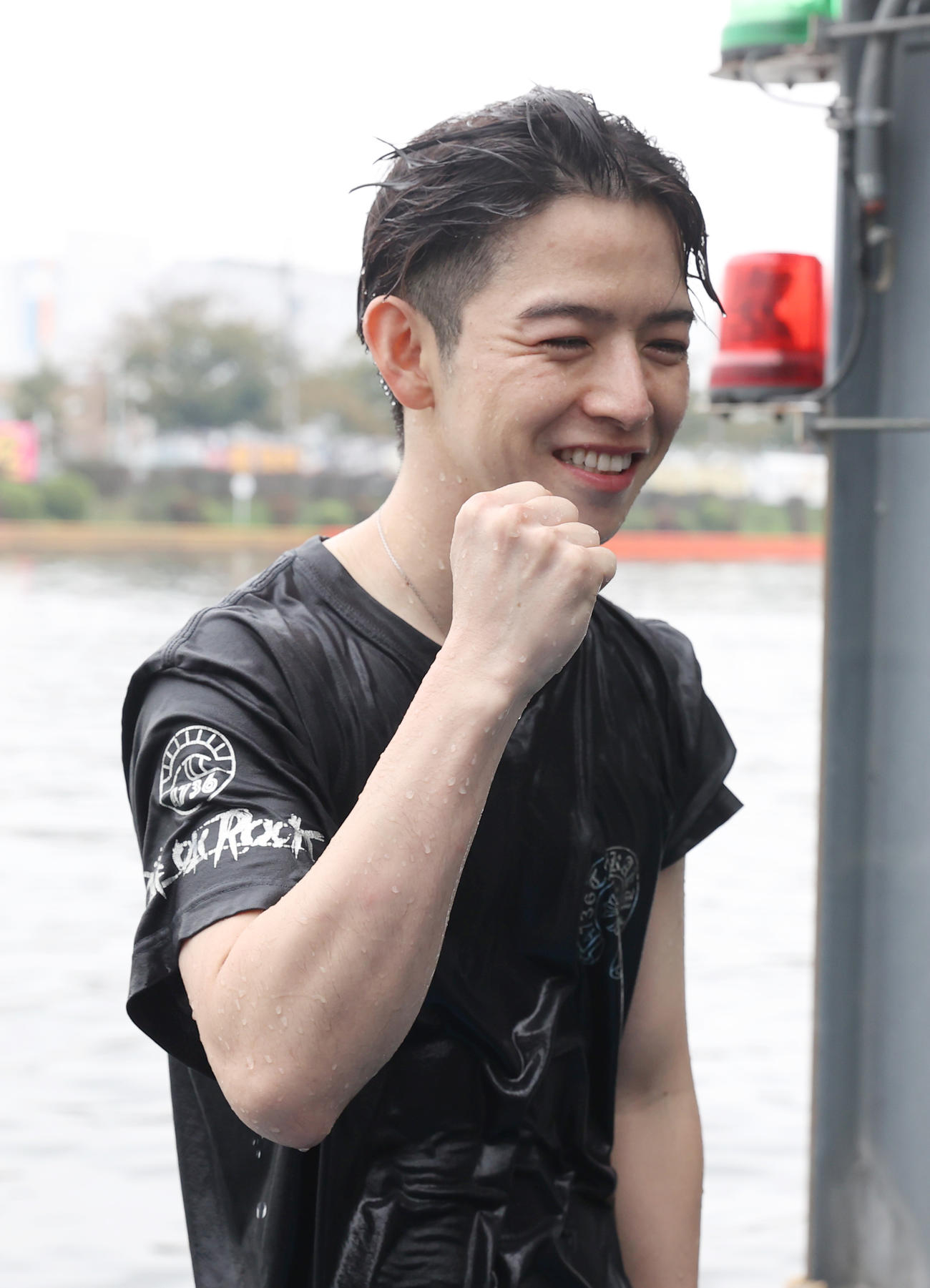 SG初勝利を挙げた高倉和士は水神祭でガッツポーズする（撮影・柴田隆二）