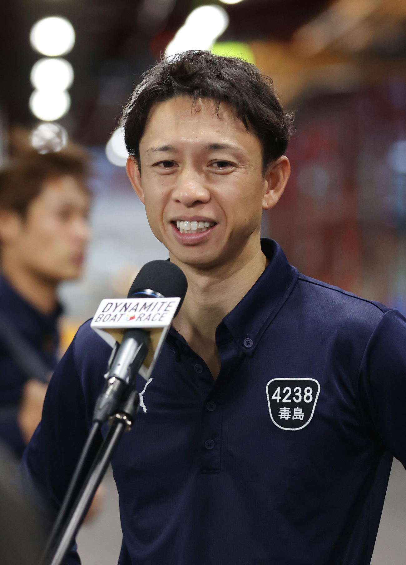 準優11Rで1着の毒島誠はインタビューで笑顔を見せる（撮影・柴田隆二）
