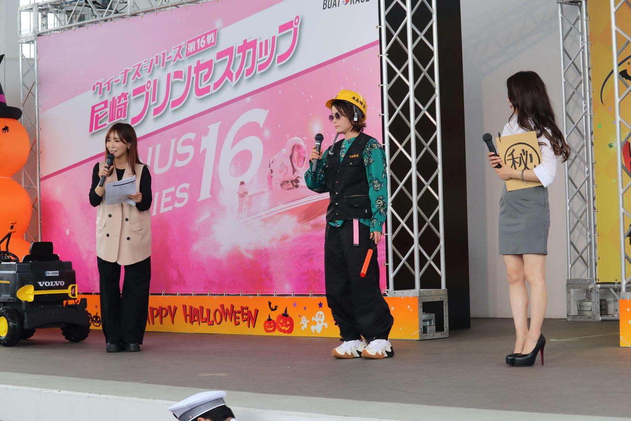 トークショーに登場した平高奈菜（中央）と喜多須杏奈（撮影・神田成史）
