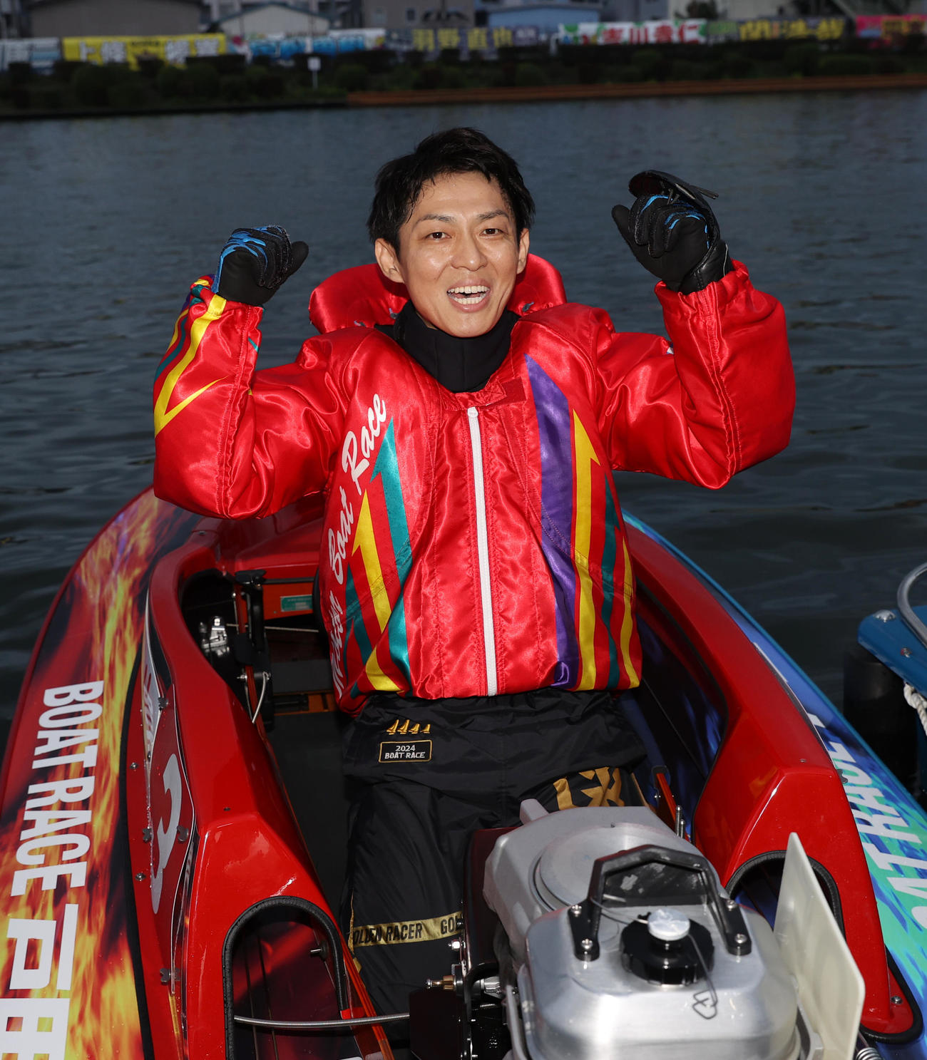 優勝した桐生順平はガッツポーズする（撮影・柴田隆二）