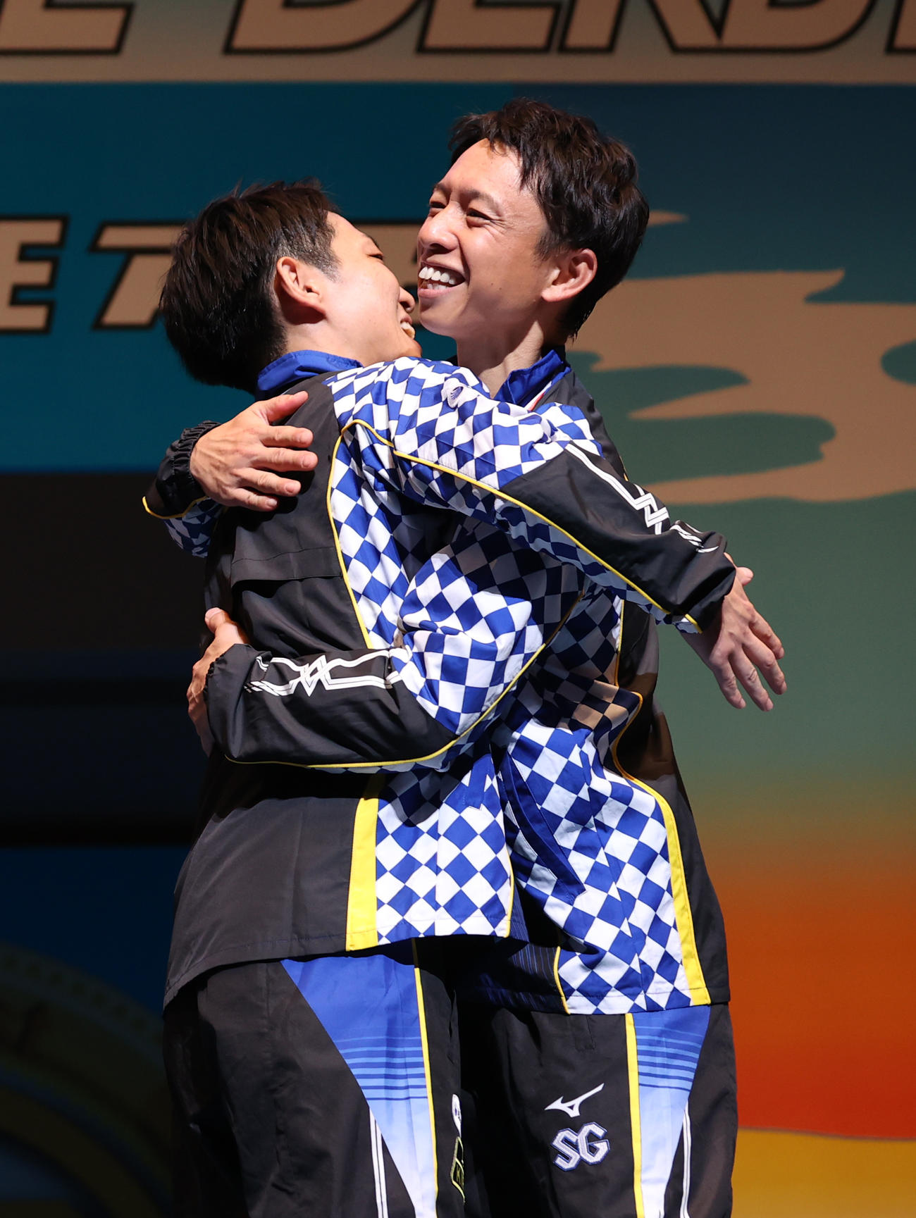 優勝した桐生順平（左）は3着の毒島誠と抱き合う（撮影・柴田隆二）