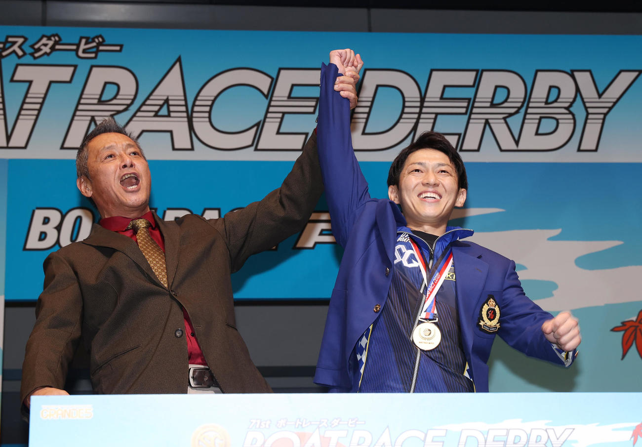 日本モーターボート競走会戸田支部の小林雅人執行役員からジャケット着せてもらった桐生順平（右）（撮影・柴田隆二）