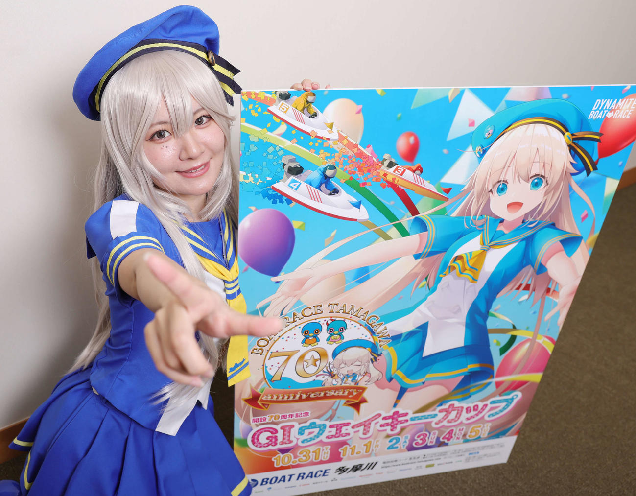 「G1ウェイキーカップ」をPRするコスプレーヤー深月りん